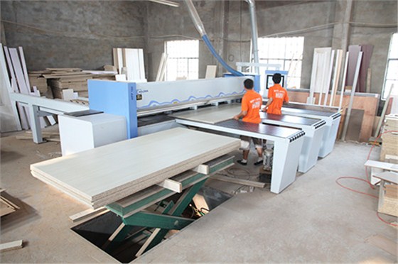 大唐格雅德國豪邁全自動(dòng)電子裁板機(jī)