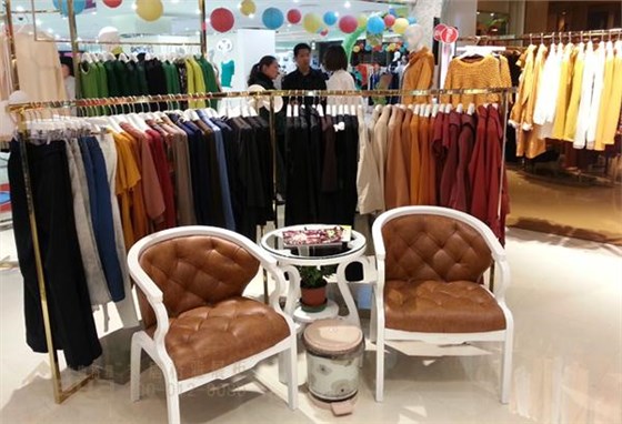 金鷹商場(chǎng)自營(yíng)品牌-服裝展柜