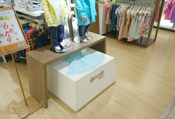 兒童服裝展柜設(shè)計(jì)