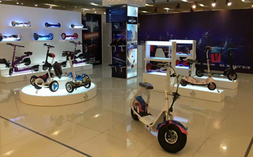 大規(guī)模展柜制作廠家的特點-南京大唐格雅展柜