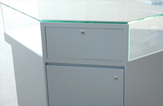 烤漆展柜的特點(diǎn)及驗(yàn)收注意細(xì)節(jié)-南京大唐格雅展柜廠