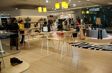 如何選擇商業(yè)展柜？