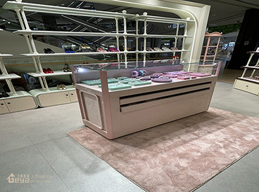 在商場(chǎng)中，展柜應(yīng)當(dāng)如何擺放？