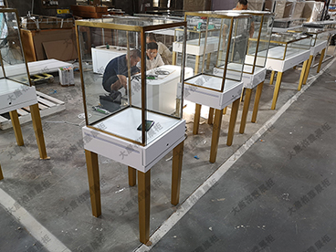 定制玻璃展柜，哪兩點(diǎn)需要特別注意？