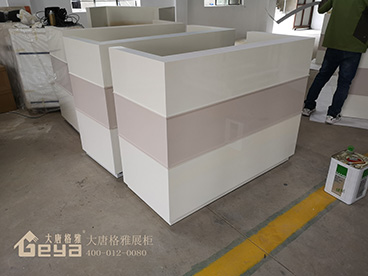 影響眼睛展柜定制價(jià)格的因素有哪些？