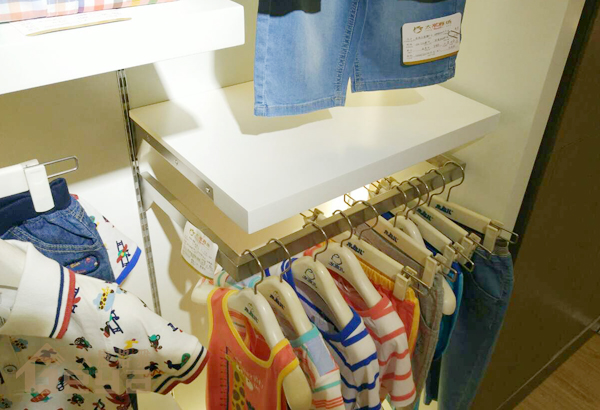 產(chǎn)品展示-兒童服裝展柜-水孩兒