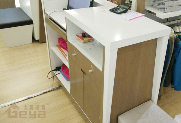 產(chǎn)品展示-兒童服裝展柜-水孩兒