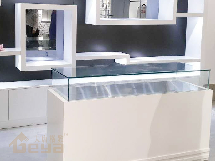 產(chǎn)品展示-南京箱包展柜訂制-南京異型展柜高端訂制