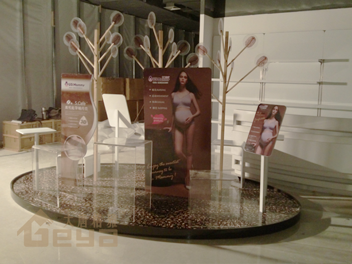 產(chǎn)品展示-異型服裝展柜-鎮(zhèn)江黃山路