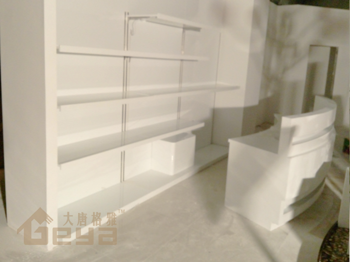 產(chǎn)品展示-異型服裝展柜-鎮(zhèn)江黃山路