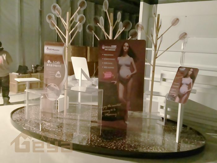 產(chǎn)品展示-異型服裝展柜-鎮(zhèn)江黃山路