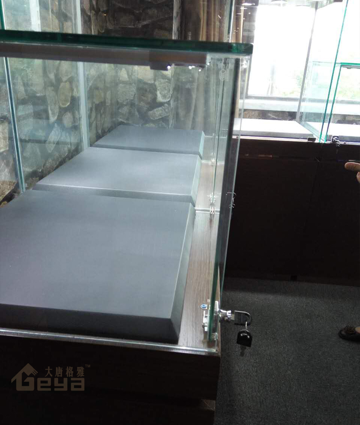 產(chǎn)品展示-南京展柜制作廠家-水晶珠寶展柜個(gè)性定制