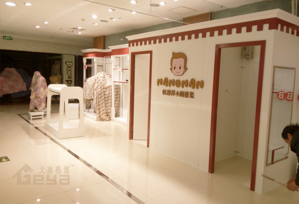 產(chǎn)品展示-南京展柜廠-大洋百貨恒源祥服裝展柜