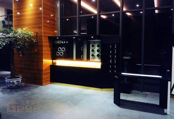 產(chǎn)品展示-南京展柜廠-中和大廈西村路埃里膜汽車展柜