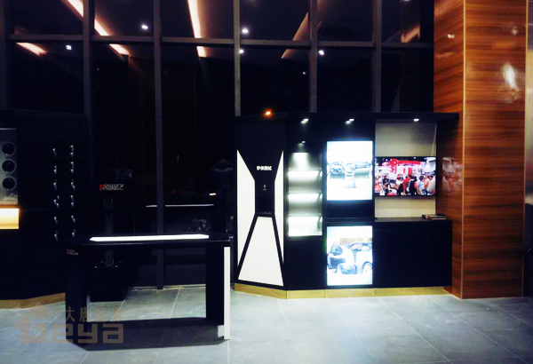 產(chǎn)品展示-南京展柜廠-中和大廈西村路埃里膜汽車展柜