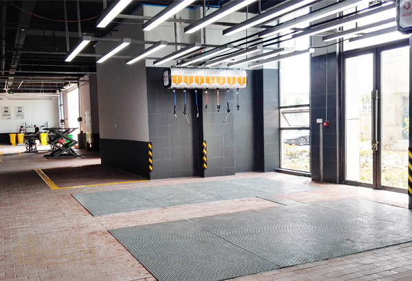 產(chǎn)品展示-南京展柜廠-中和大廈西村路埃里膜汽車展柜